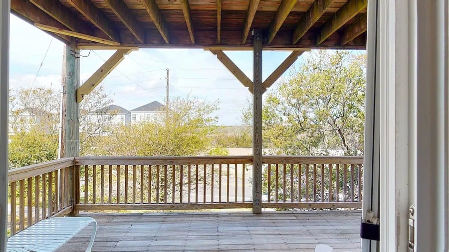 Lower covered deck