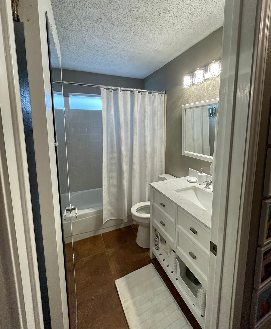 Hallway full bath