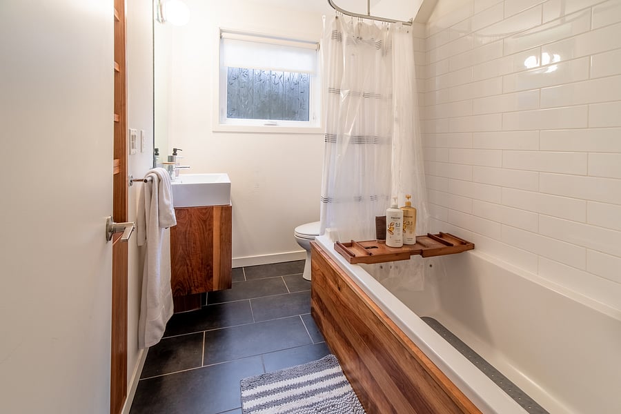 Guest bath with soaking tub