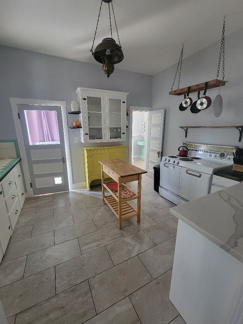 Kitchen leads to laundry room