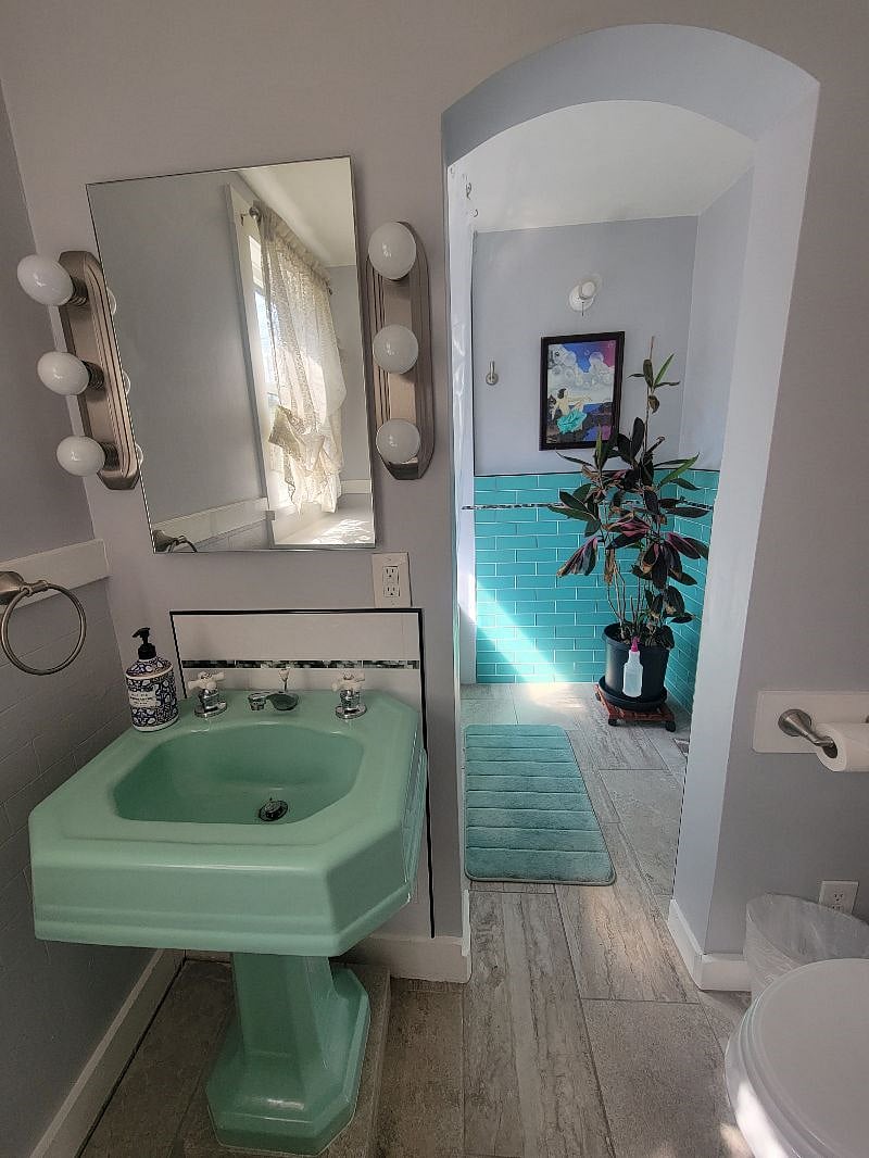 Vintage sink with Hollywood vanity