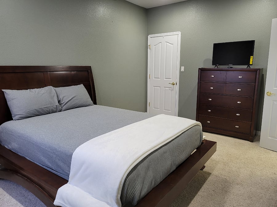 Green Bedroom, Queen Bed.
