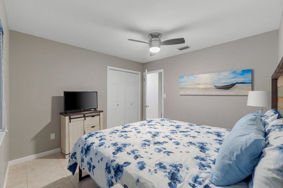 Bedroom 2 with King Bed and memory foam mattress