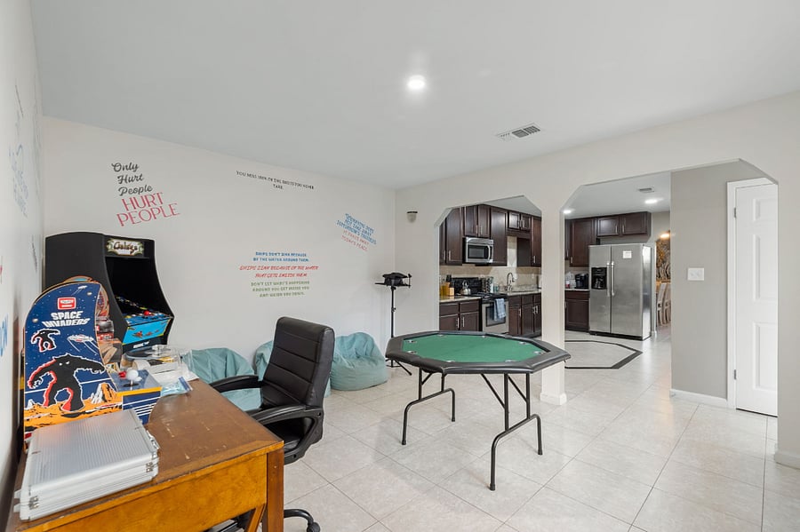 Gameroom with VR, arcade, poker, lots of Board Games, oversized jenga and Connect 4