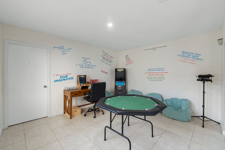 Gameroom with VR, arcade, poker, lots of Board Games, oversized jenga and Connect 4