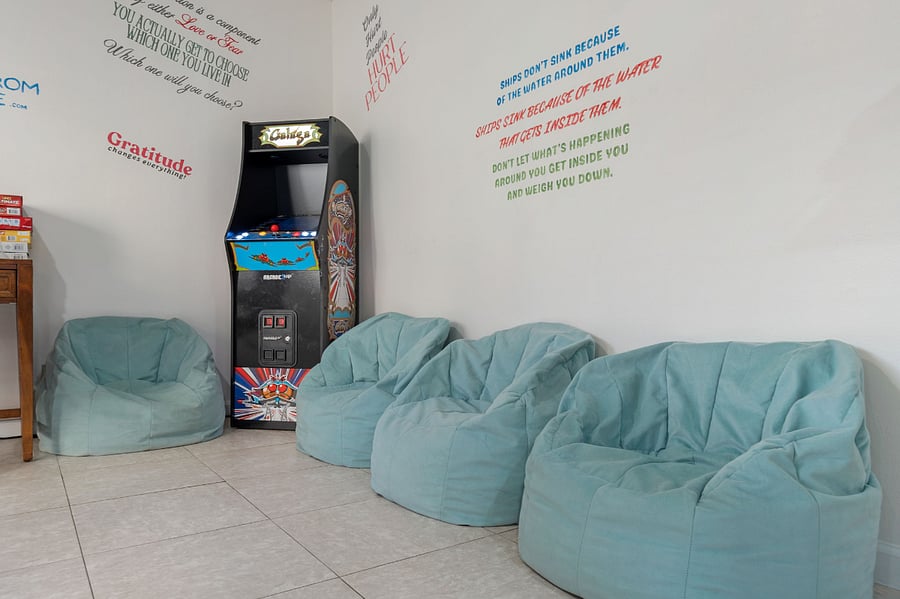 Gameroom with VR, arcade, poker, lots of Board Games, oversized jenga and Connect 4