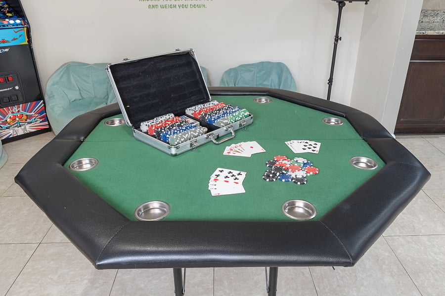 Gameroom with VR, arcade, poker, lots of Board Games, oversized jenga and Connect 4