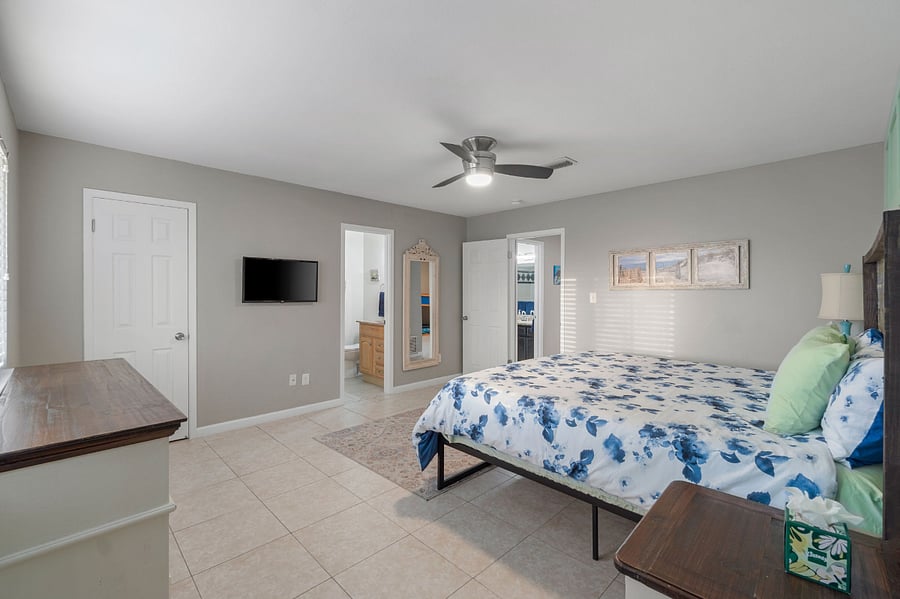 Master bedroom with King Bed and memory foam mattress