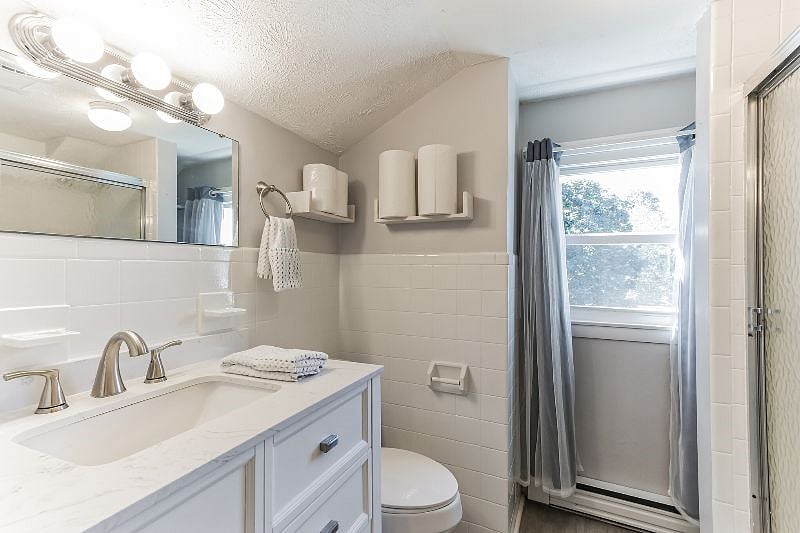 Top Floor Private Full Bathroom