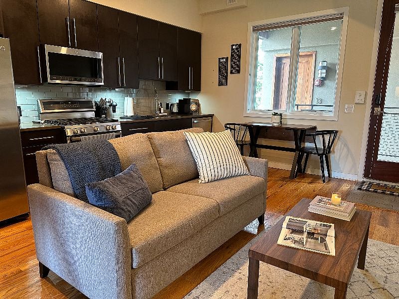 Furnished Finder property 555831_1 photo 6