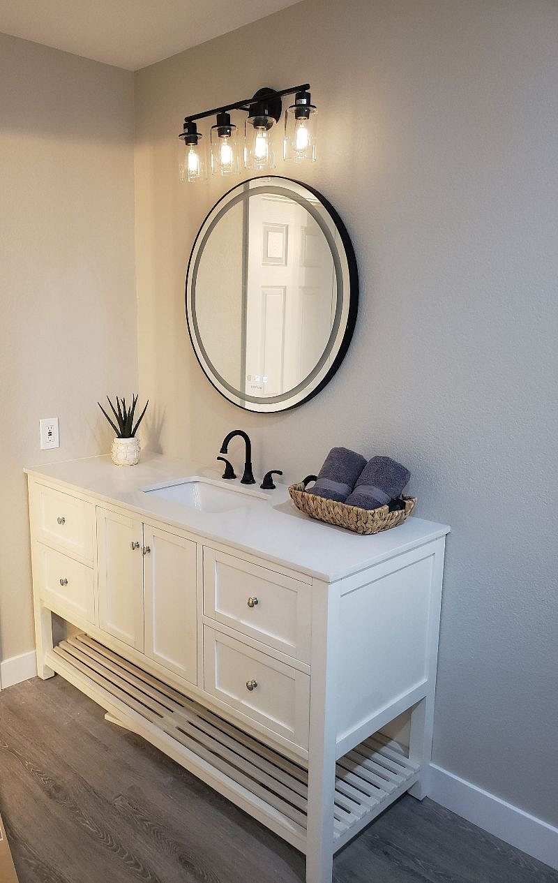 Primary quartz vanity w/lighted mirror