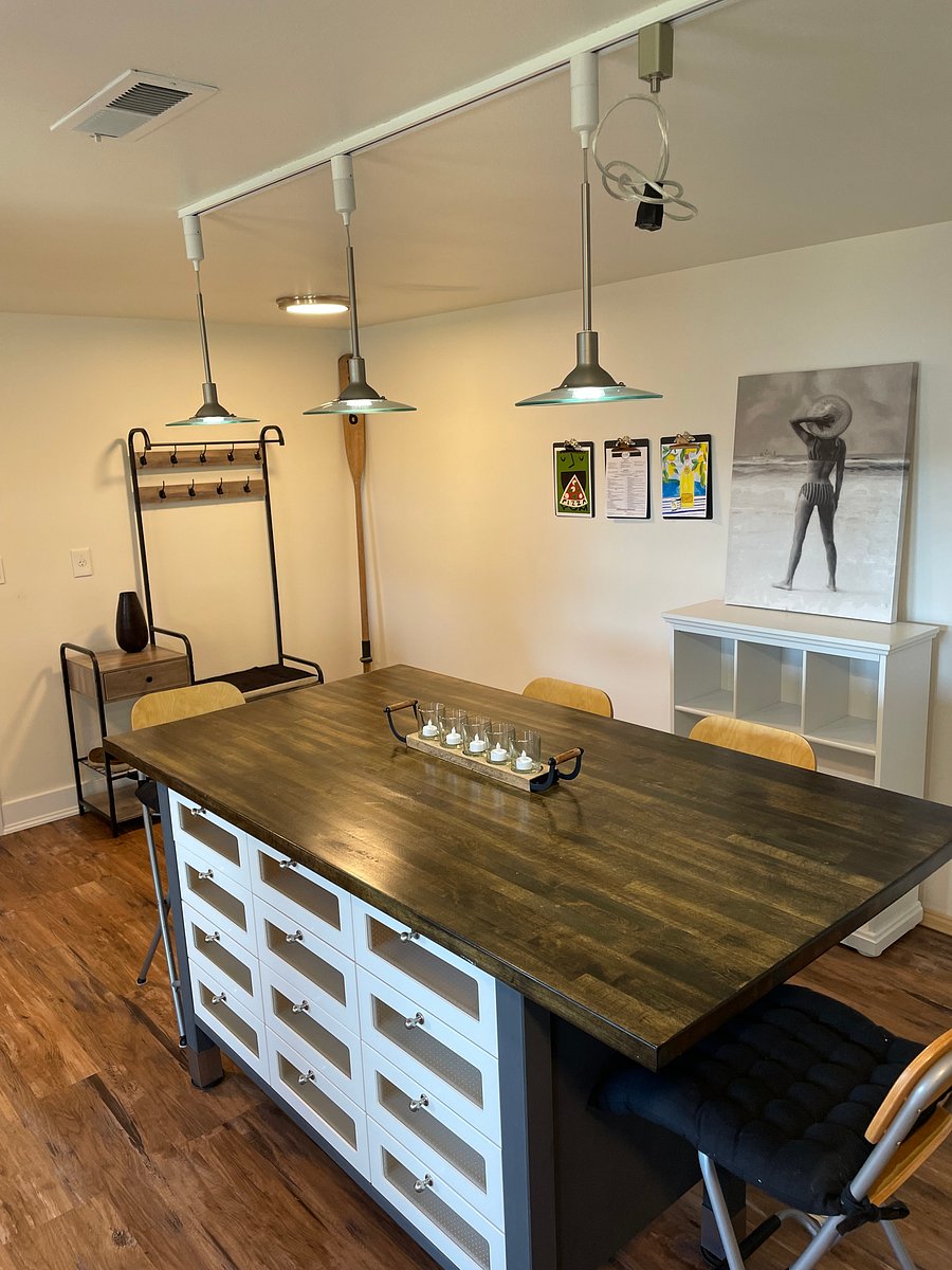 Kitchen/Entry/Table with lake view