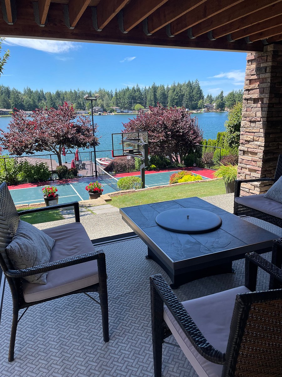 Outdoor dried-in sitting area off the kitchen