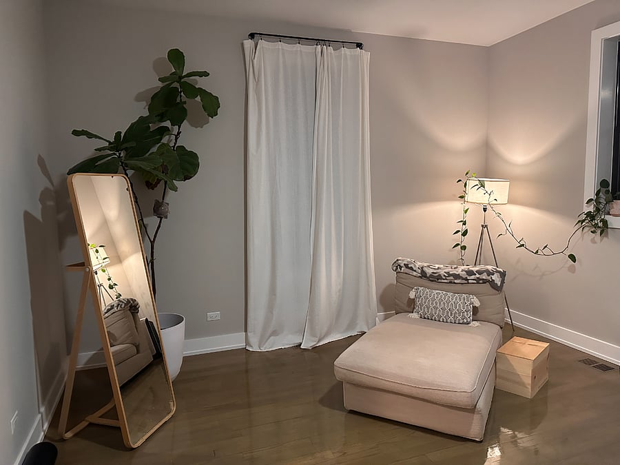 $1300 main bedroom w/king bed