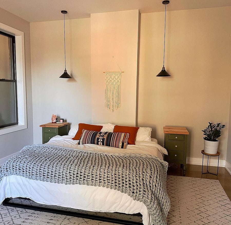 $1300 main bedroom w/kingbed
