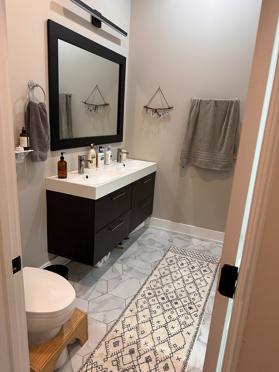 $1300 main bedroom bathroom