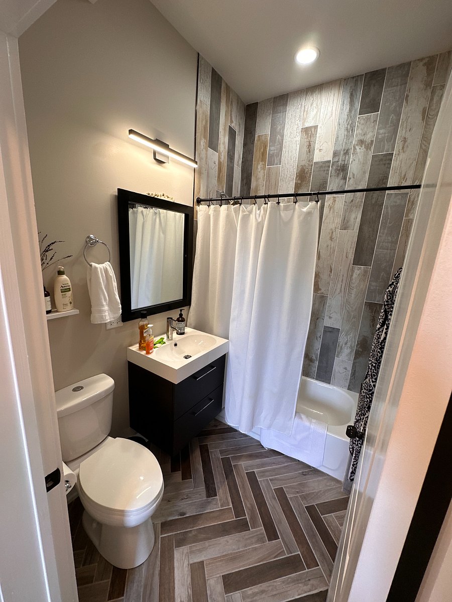 $1000 bedroom's bathroom