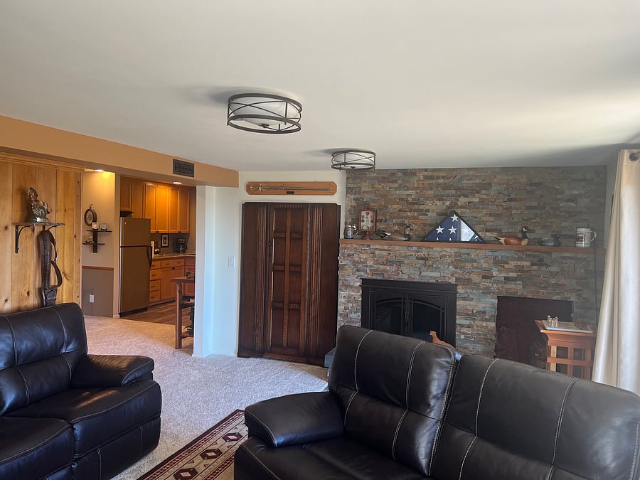 Living room with fireplace (13'x18')