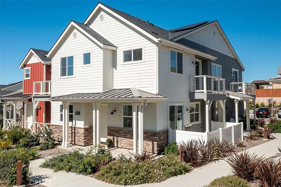 The complex consists of 3 units. Ours is Unit#3 (gray). It is very quiet. A single man lives in #1 and a couple in #2. Very nice neighbors.