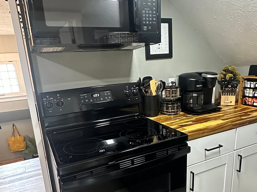 Stove/oven, microwave, coffee maker (individual cups or full pot), coffee/tea ammenities
