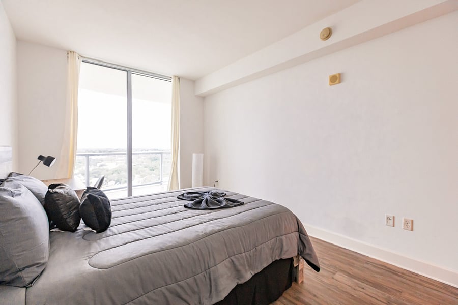 2nd bedroom full bed w/city views