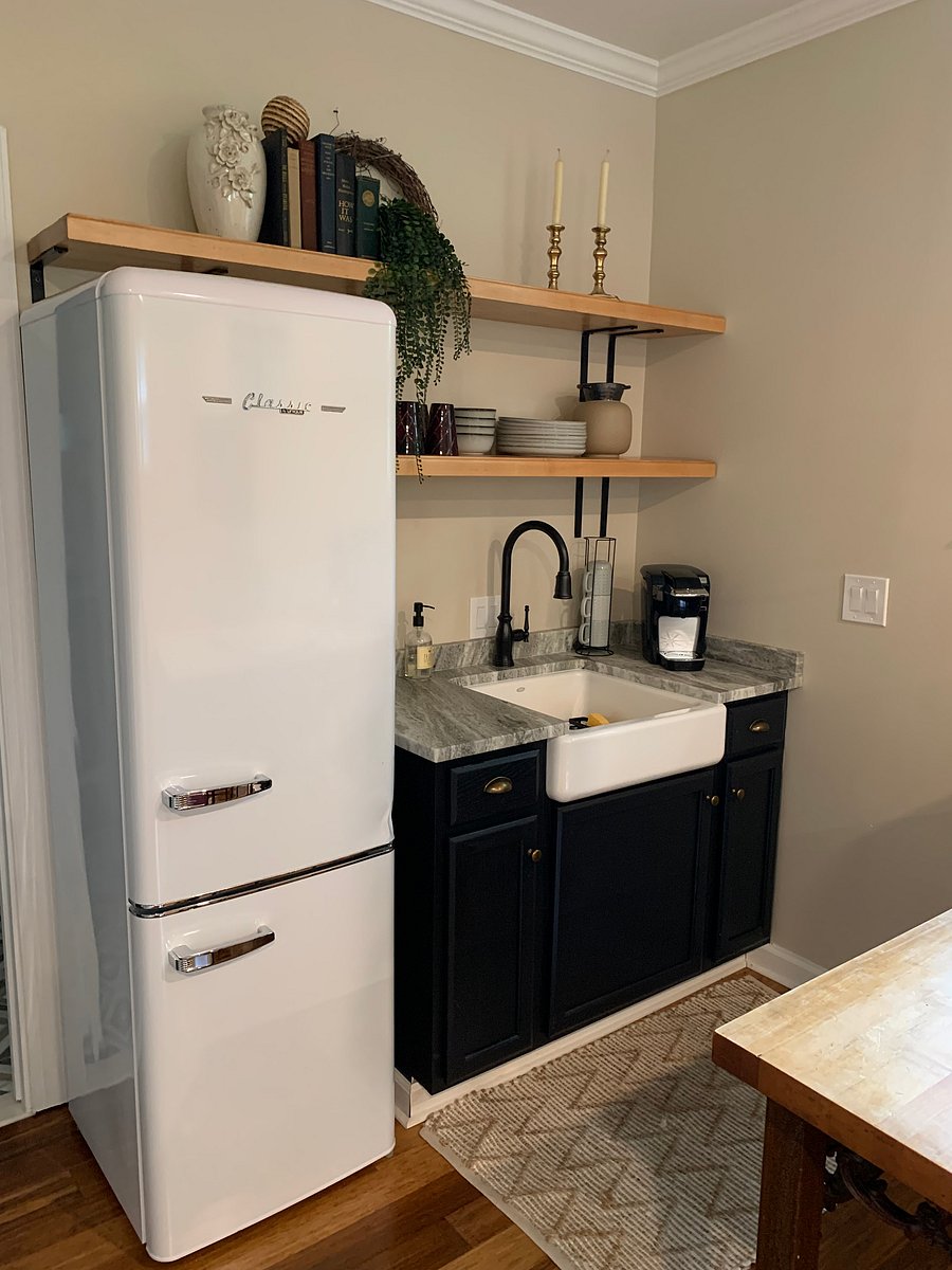 Kitchenette w/ full fridge and Keurig.