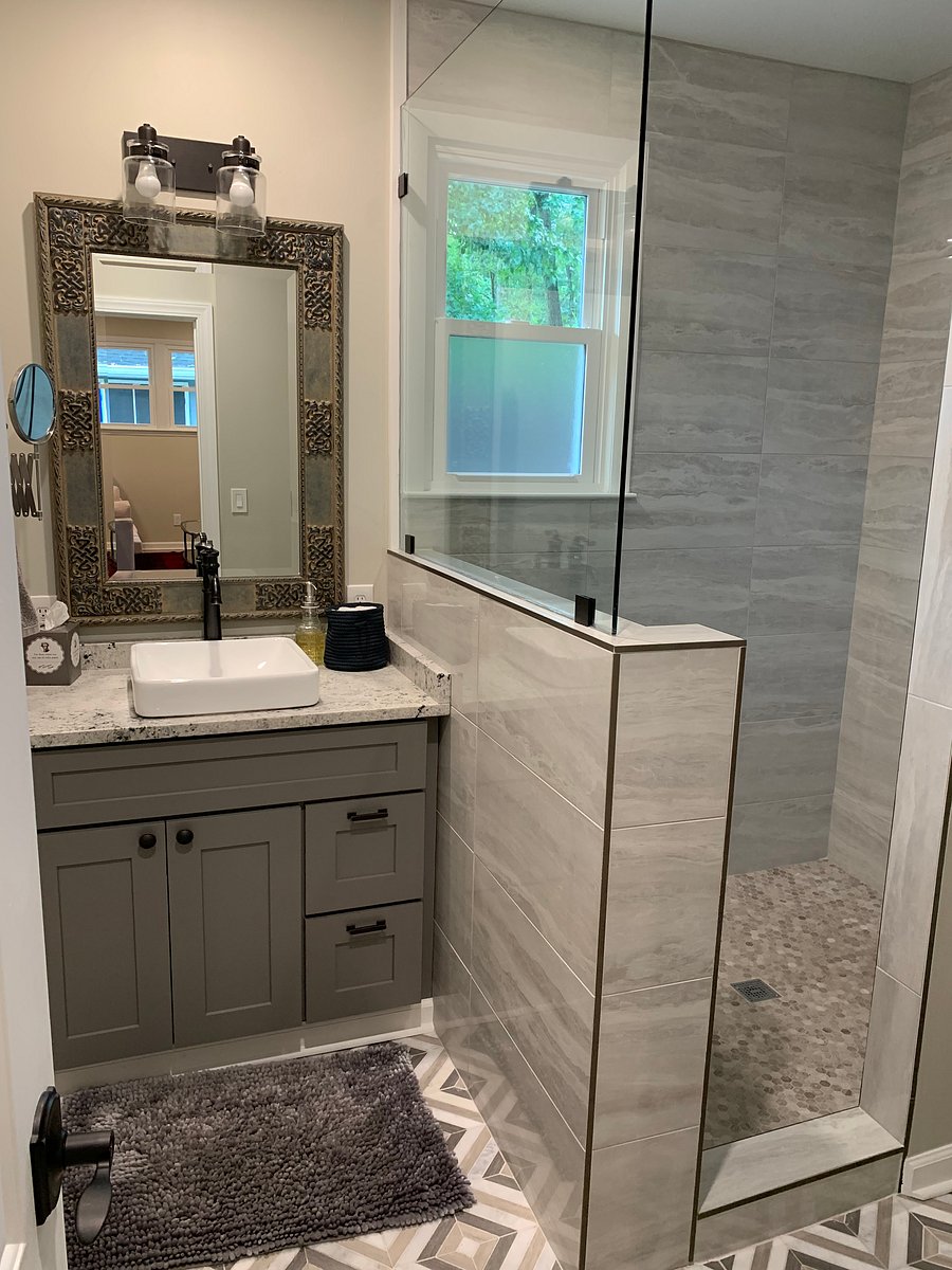 Bathroom w/ towels and basic toiletries included.