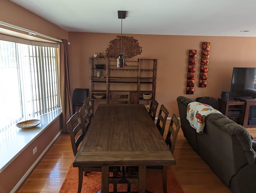 Expandable dining room table seats 10-12