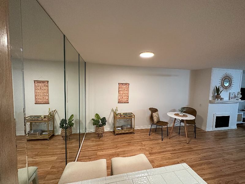Breakfast bar with 2 stools and table for 2
