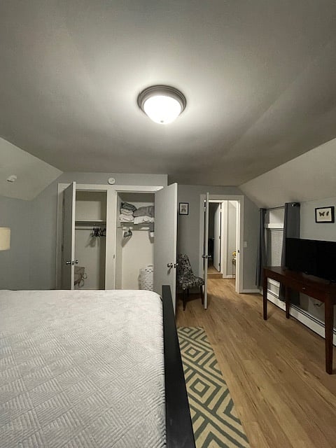2 closets, 32" smart TV