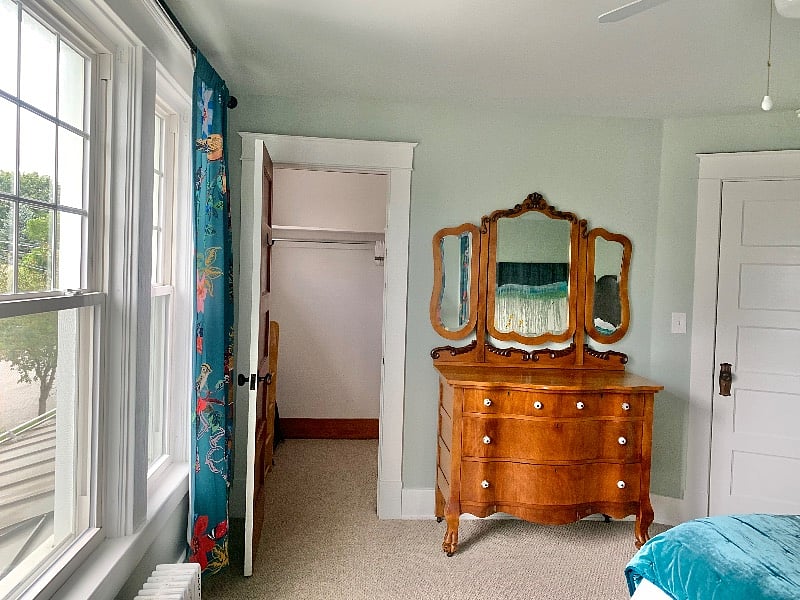 Queen bedroom walk-in closet