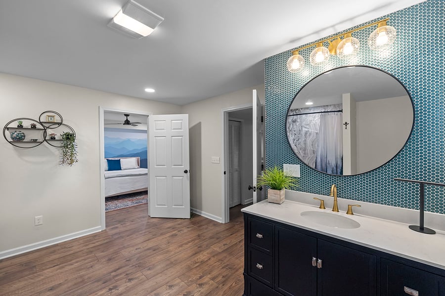 Downstairs master bathroom with full tub/shower combo.