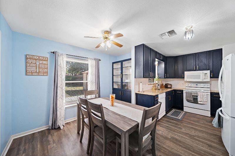 FULL KITCHEN