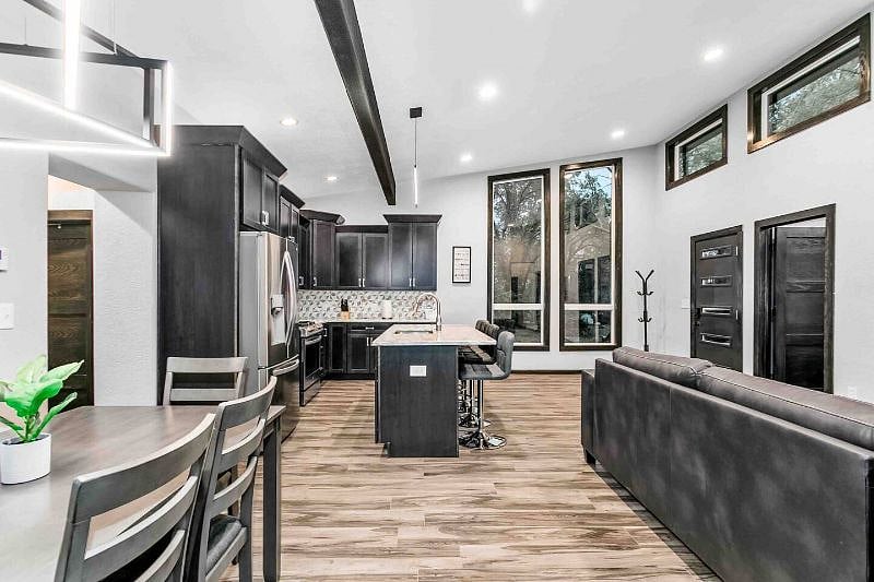 Big windows that bring in natural light