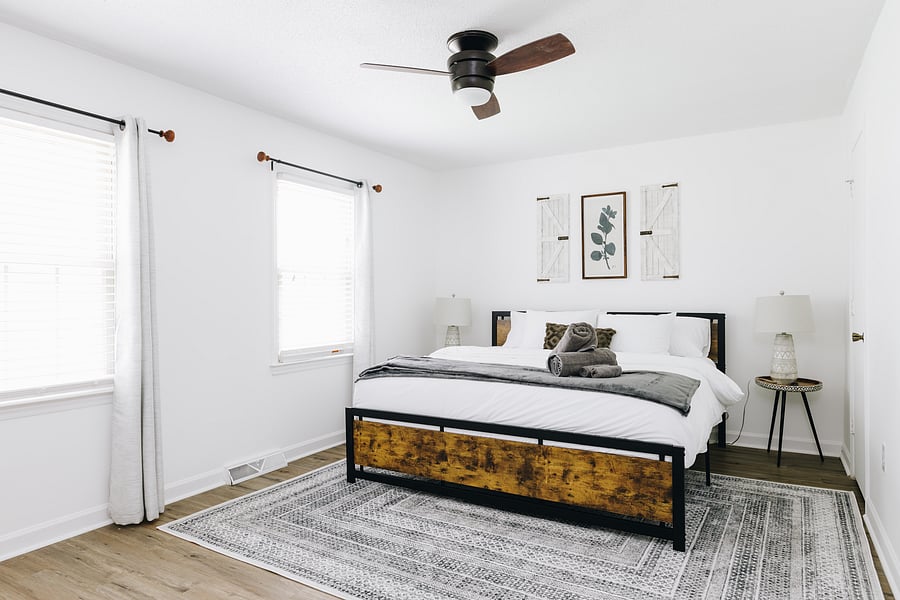 Lounge in this spacious master bdrm with en-suite bath and king bed