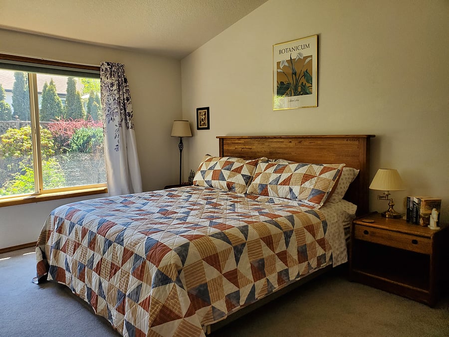 Master bedroom with a private bathroom, jacuzzi, and a walking closet.