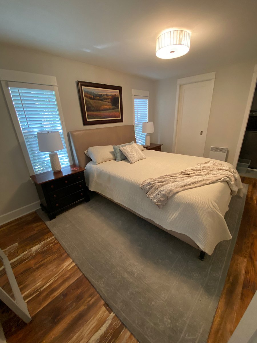 Super comfy queen bed.heat