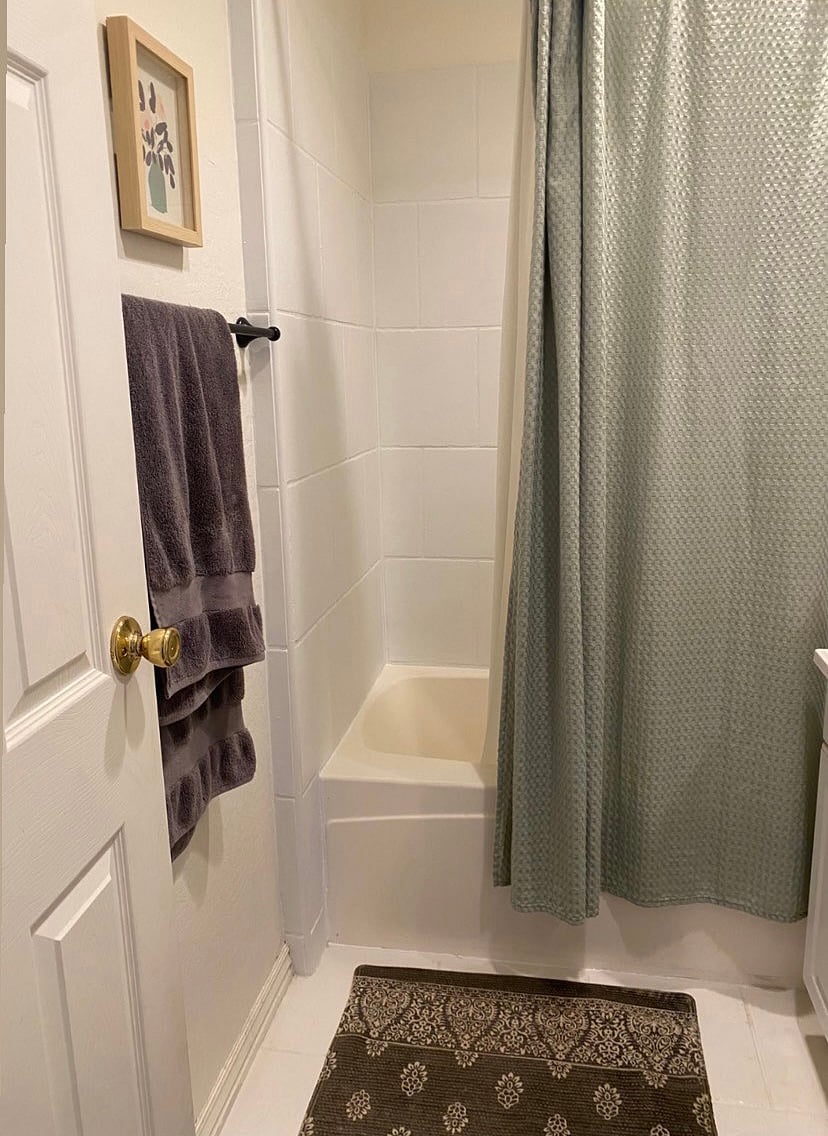 Bathroom with single sink vanity and tub/shower