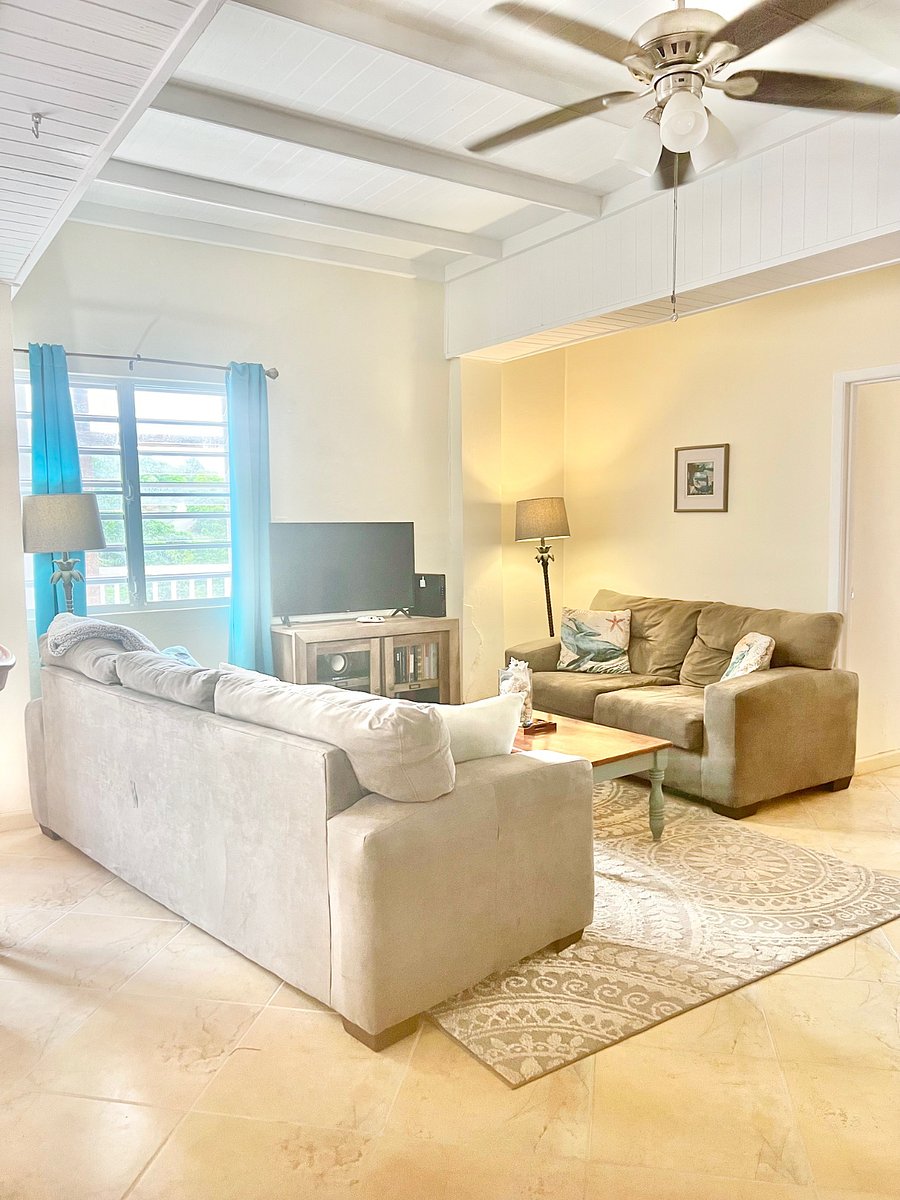 Extra large comfy couches w/ fan overhead, TV w/ Starlink!