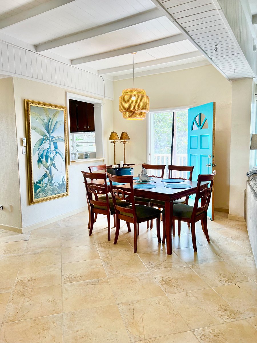 Dining for 6 and 2nd entry door w/ screen allows for 2x the great north size breezes!