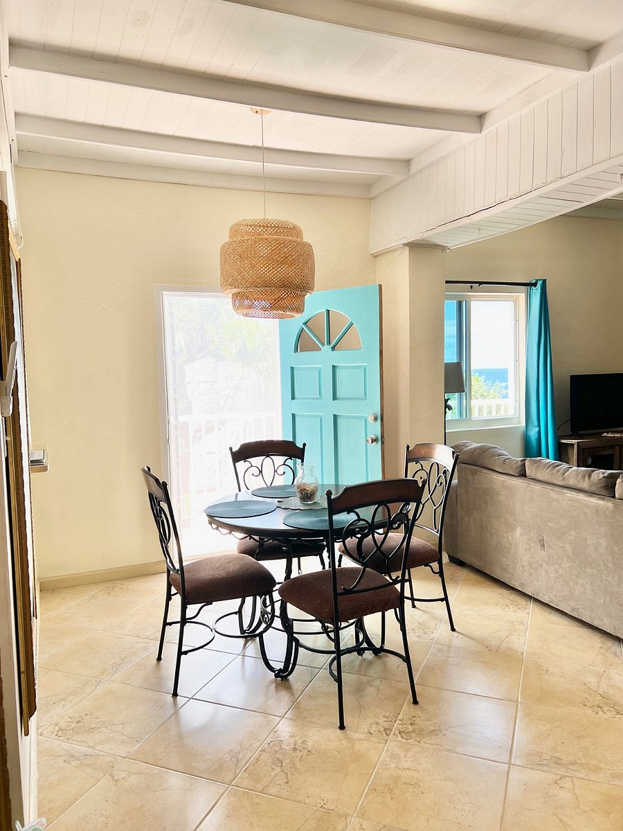 Mahogony dining set for 4 with bamboo chandalier is super comfortable yet elegant. The views out to the balcony are a delight from this vantage point! Watch the mangos grow right in front of your eyes!