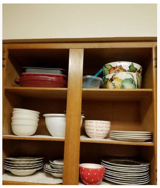 Service for 6, and plenty of serving ware.