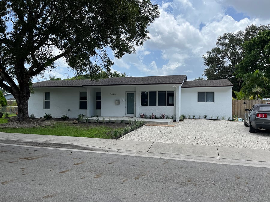 Welcome to your peaceful oasis! The Studio is on the far right with window! Private entrance is thru the gate , around back!