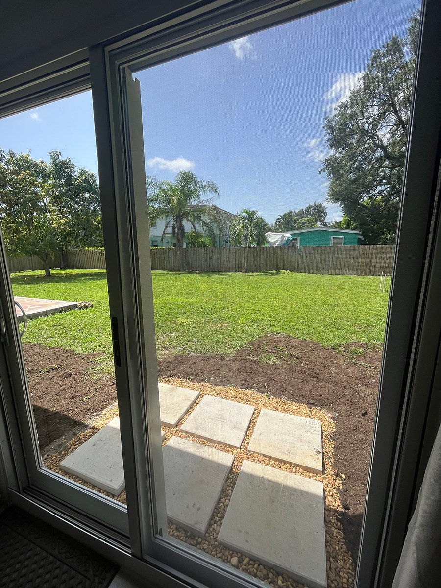 Time to enjoy the backyard and have some fun in the sun ! Love the palm trees!