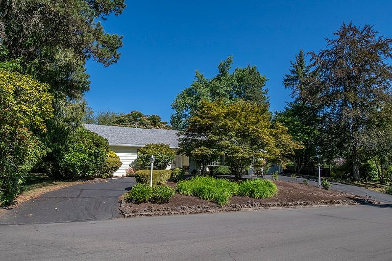 Circular Driveway leading to front door