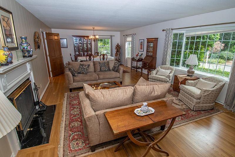 Living room/dining room area
