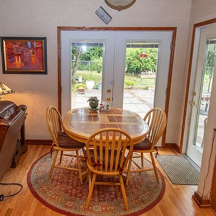 Dinette looking to back yard