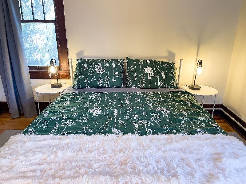 Queen bed. USB outlets are included in the bedside lamps. 