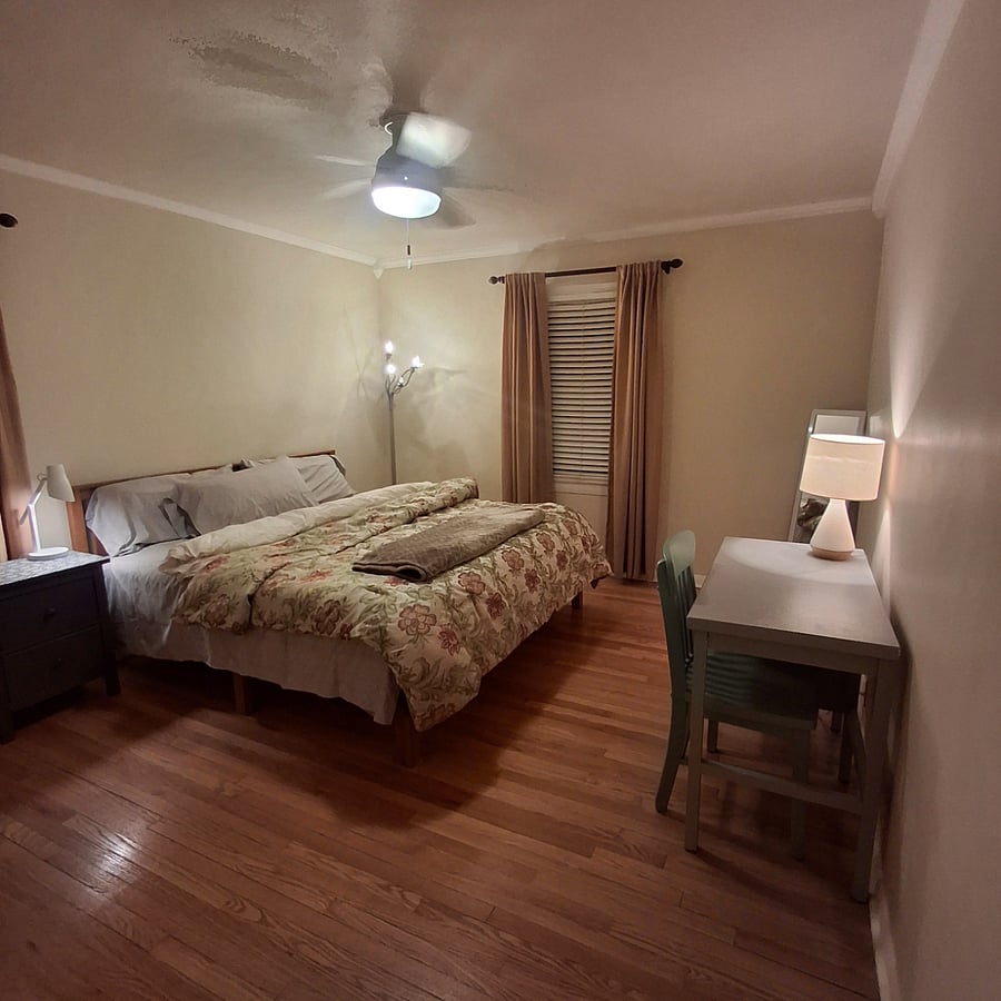 20 inch smart TV no in photo. KING size bed. Huge closet.