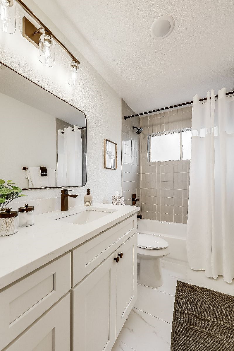 Additional bathroom with bathtub for a relaxing soak complete with shampoo, conditioner, and body wash, provided for your convenience.